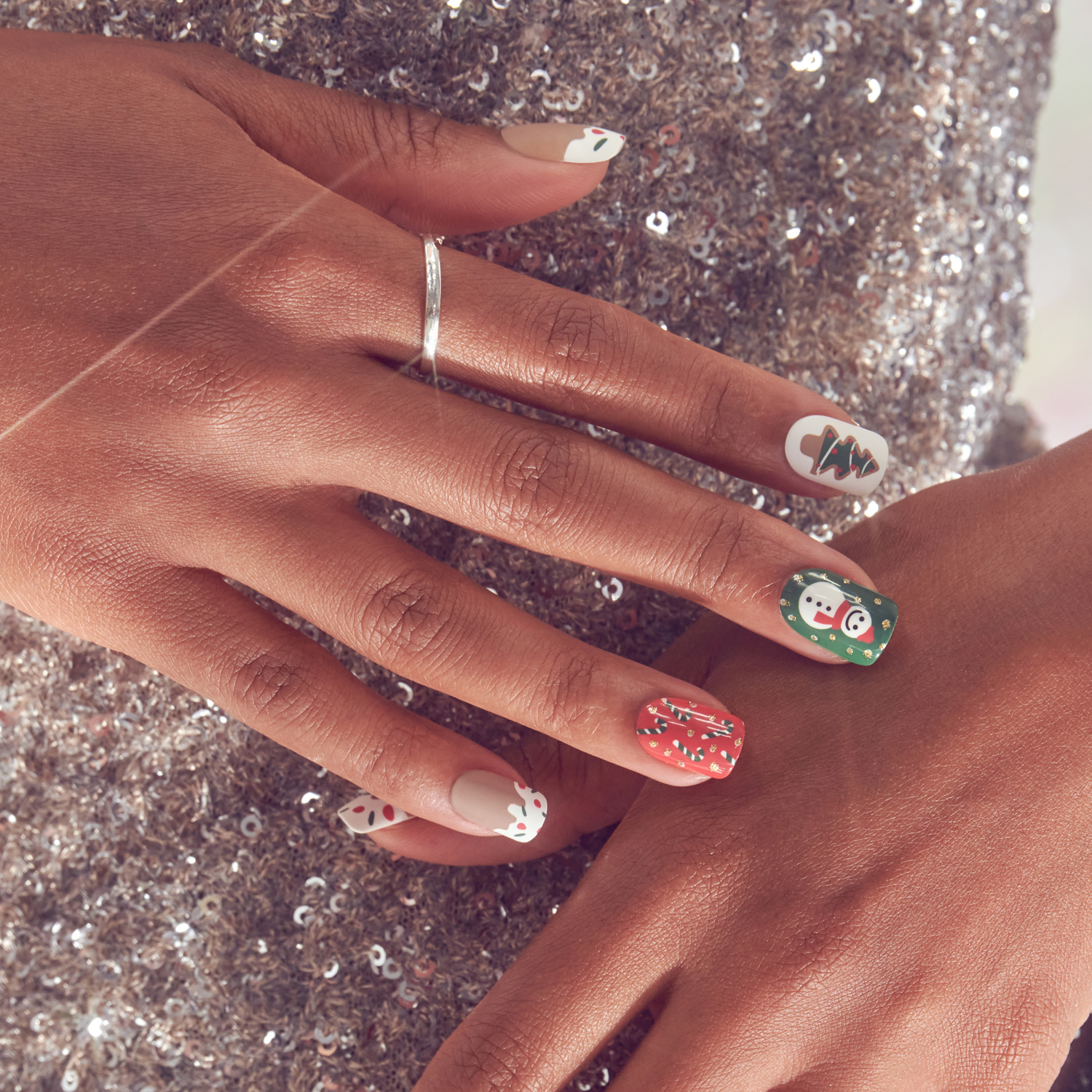 KISS Voguish Fantasy Holiday Press On Glue Nails - Snow Pops